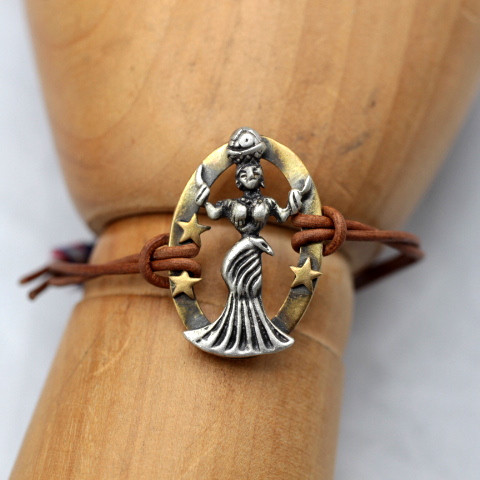 ヴィンテージのシルバースプーンと英国のコインをリメイクして作っレザーブレスレット｜踊り子｜カジュアル｜一点物｜古着