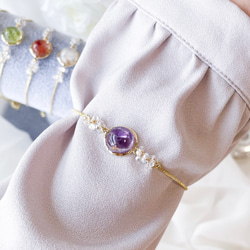 選擇您自己的品牌名稱女士滑扣手鍊，飾有誕生石和天然寶石，均碼，並飾有 2026 年春季誕生石。 第7張的照片