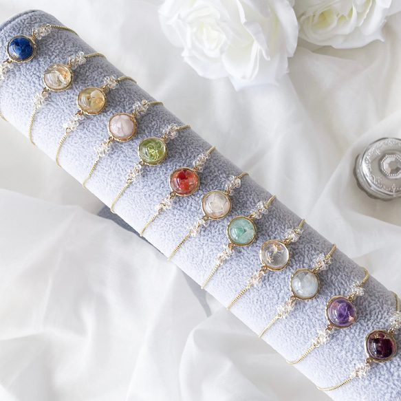 選擇您自己的品牌名稱女士滑扣手鍊，飾有誕生石和天然寶石，均碼，並飾有 2026 年春季誕生石。 第5張的照片