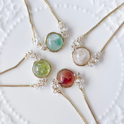 選擇您自己的品牌名稱女士滑扣手鍊，飾有誕生石和天然寶石，均碼，並飾有 2026 年春季誕生石。 第9張的照片