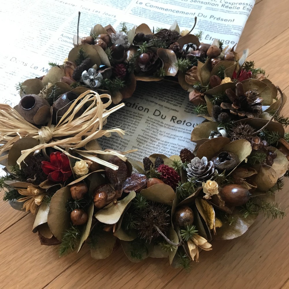 《再販×4》シックでアンティークなユーカリと木の実のリース28cm(クリスマスのリボン付き＊2点限定）