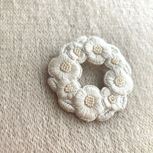 パールのような輝き》花のリース 刺繍ブローチ ブローチ myou