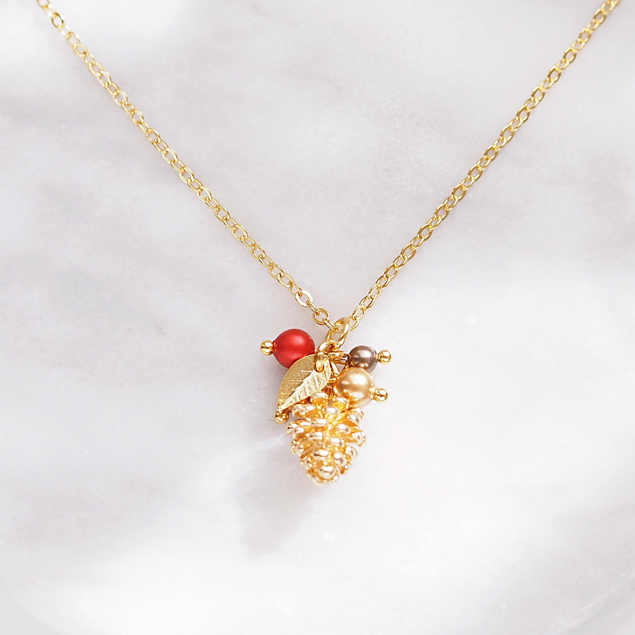 最高級鍍金 クリスタルパールの松ぼっくりと木の実のネックレス◇14kgfマグネット着脱〈サイズ調節可〉