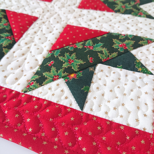 クリスマスキルトのミニタペストリー(クロスクラウン) タペストリー