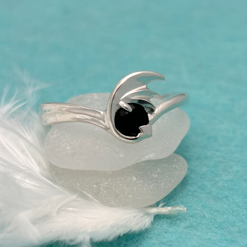 50％OFF！】オニキスを抱いた悪魔の羽根のシルバーリング 指輪・リング