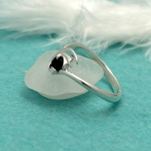 50％OFF！】オニキスを抱いた悪魔の羽根のシルバーリング 指輪・リング