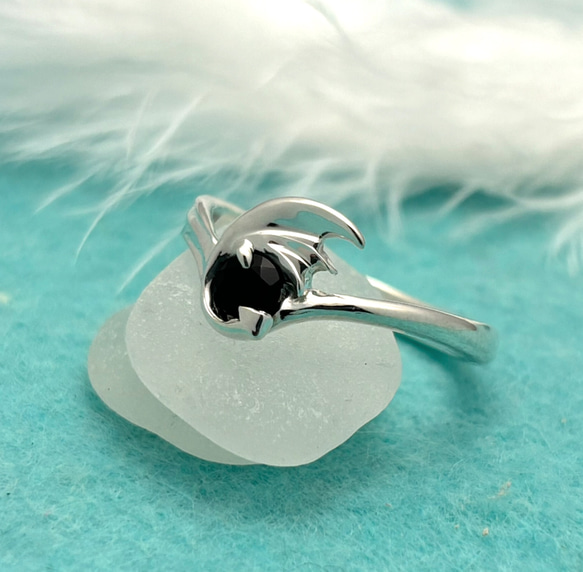 50％OFF！】オニキスを抱いた悪魔の羽根のシルバーリング 指輪・リング