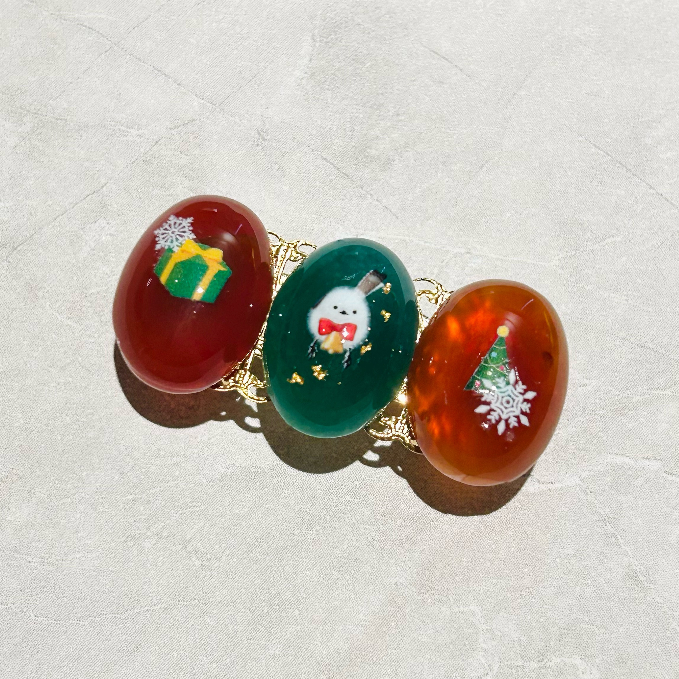 天然石マレーシアジェイドとカーネリアンの三連クリスマス帯留め　シマエナガ 4,745円