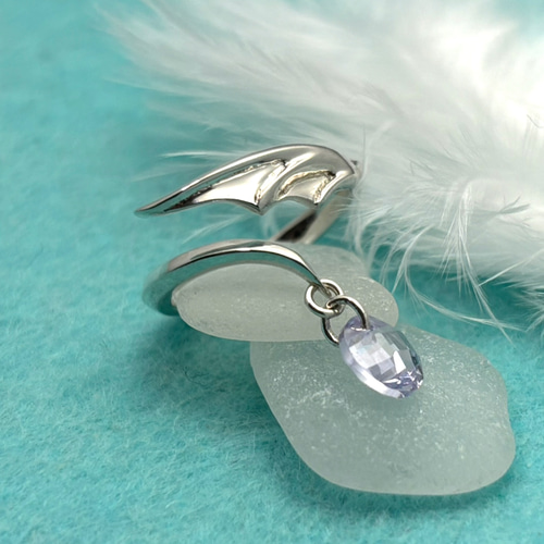 50％OFF！】ジルコニアが揺れる悪魔の羽根のフリーサイズピンキー