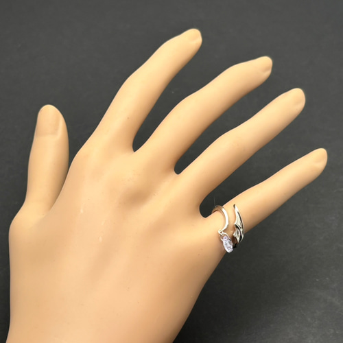 50％OFF！】ジルコニアが揺れる悪魔の羽根のフリーサイズピンキー