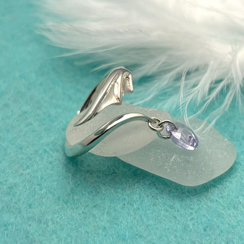 50％OFF！】ジルコニアが揺れる悪魔の羽根のフリーサイズピンキー