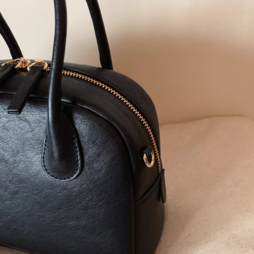 黒いハンドバッグ.通勤バッグ. お出かけにピッタリ .春秋冬どちらでも 
