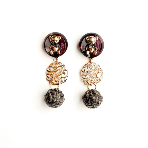 エンジ×くまちゃんボタン 編み込みボールチャーム ピアス イヤリング  