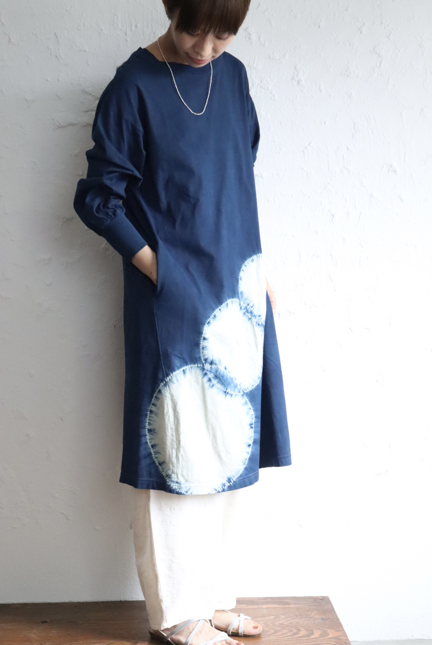 藍染　HUIS　バックボタンリブワンピ　満月 27,300円