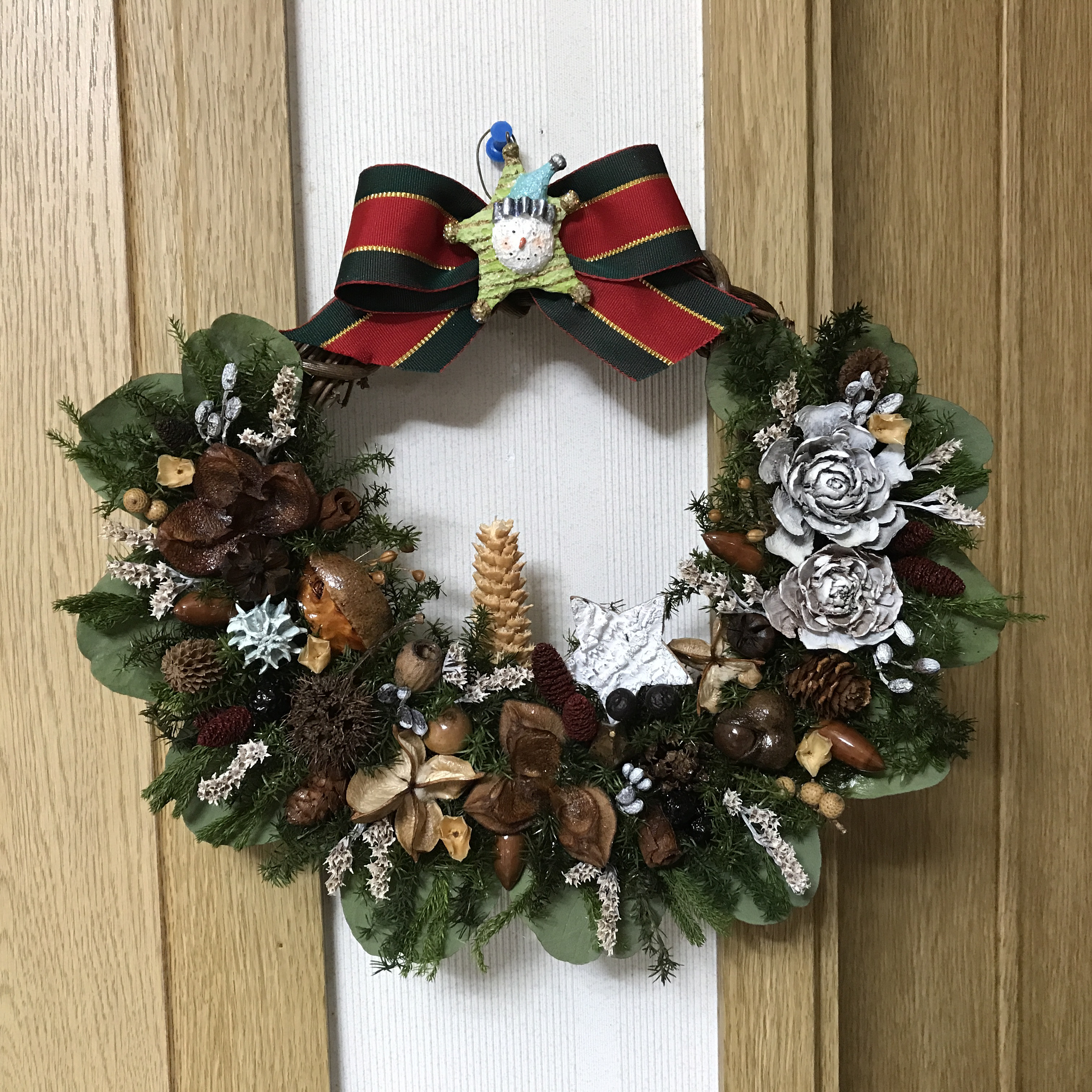 《新作＊X’mas》木の実とユーカリポプラスの北欧ハーフムーンリース（受注制作）