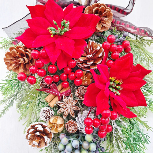 赤いポインセチアと木の実いっぱいのクリスマススワッグ/アーティ