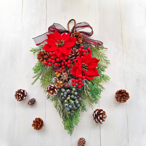 赤いポインセチアと木の実いっぱいのクリスマススワッグ