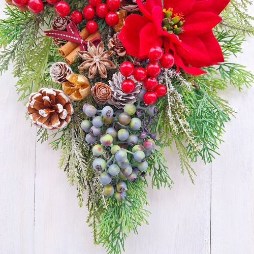 赤いポインセチアと木の実いっぱいのクリスマススワッグ/アーティ