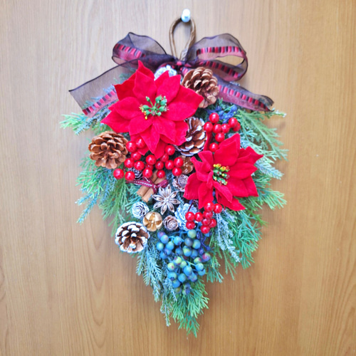 赤いポインセチアと木の実いっぱいのクリスマススワッグ/アーティ