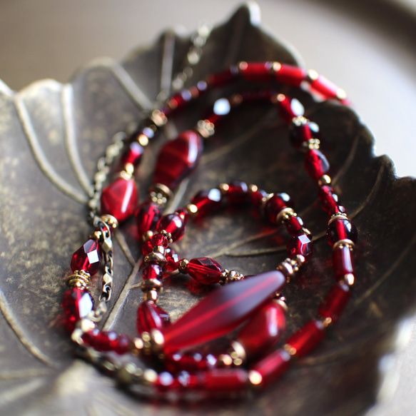 こっくりした赤いビーズを集めたロングネックレス/還暦祝いの