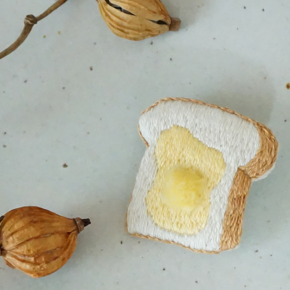 モコ〉食パン 手刺繍 ブローチ バター モコモコ パンチニードル 癒し
