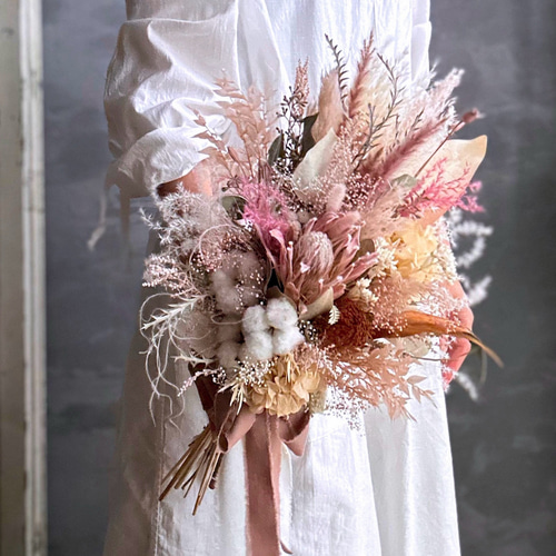 ふんわりピンクグラデーション ドライフラワーブーケ プロテア 花束 前