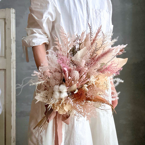 ふんわりピンクグラデーション ドライフラワーブーケ プロテア 花束 前