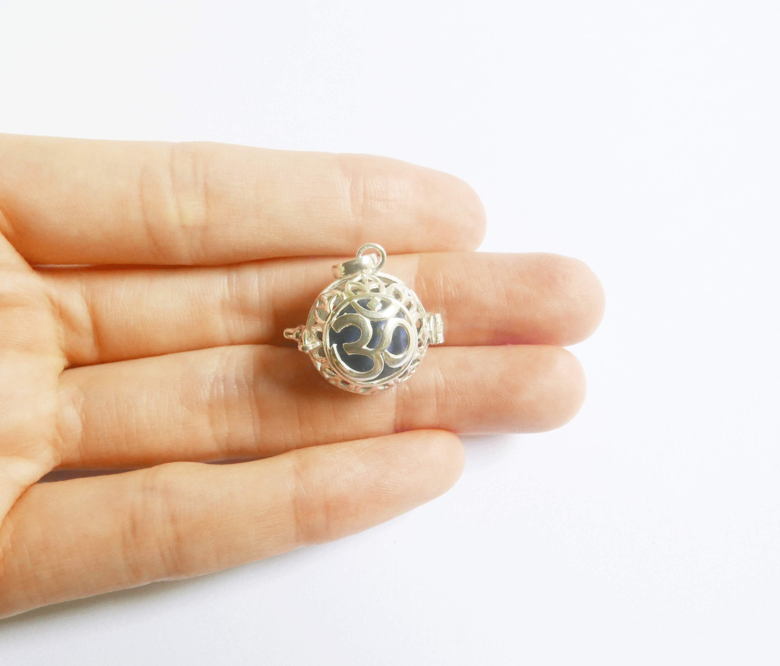 ✼プラチナ加工✼アズライトのペンダントトップ༺ぱかりと開けられる•*•宇宙と繋げるバリ島の神様OM༻天然石アクセサリー