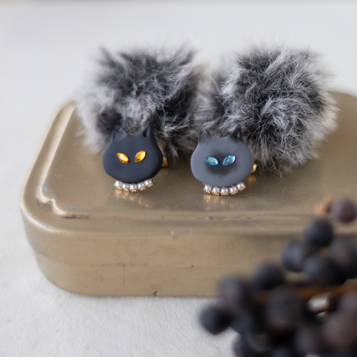 さくら耳の地域猫とpompomのピアス・イヤリング / 黒 イヤリング