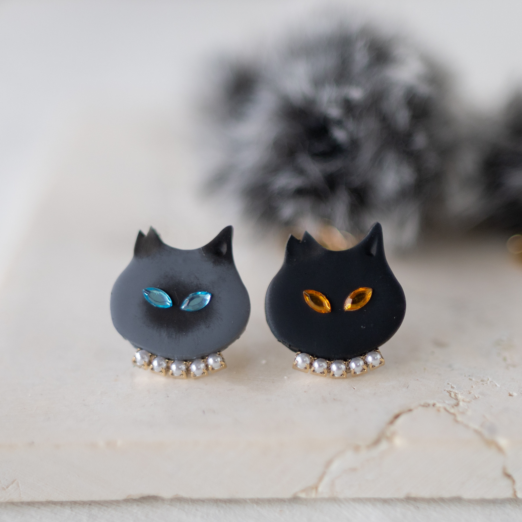 ドイツ製ハートモチーフと猫さん刺繍のクリスタル輝きピアス