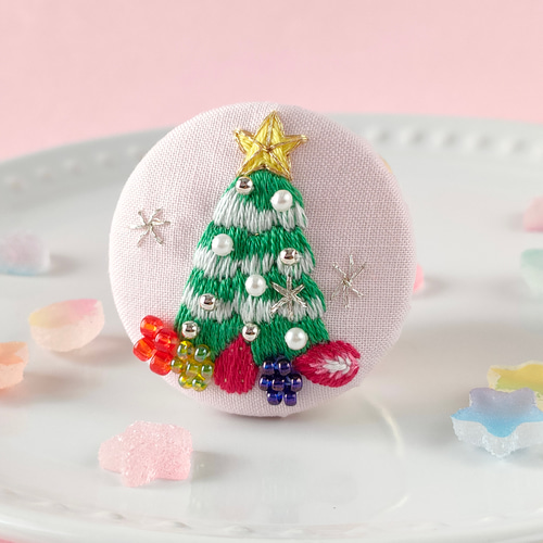 クリスマスツリーケーキ〜ベリー添え〜刺繍ブローチorヘアゴム