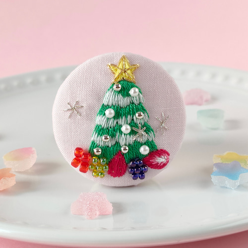 クリスマスツリーケーキ〜ベリー添え〜刺繍ブローチorヘアゴム