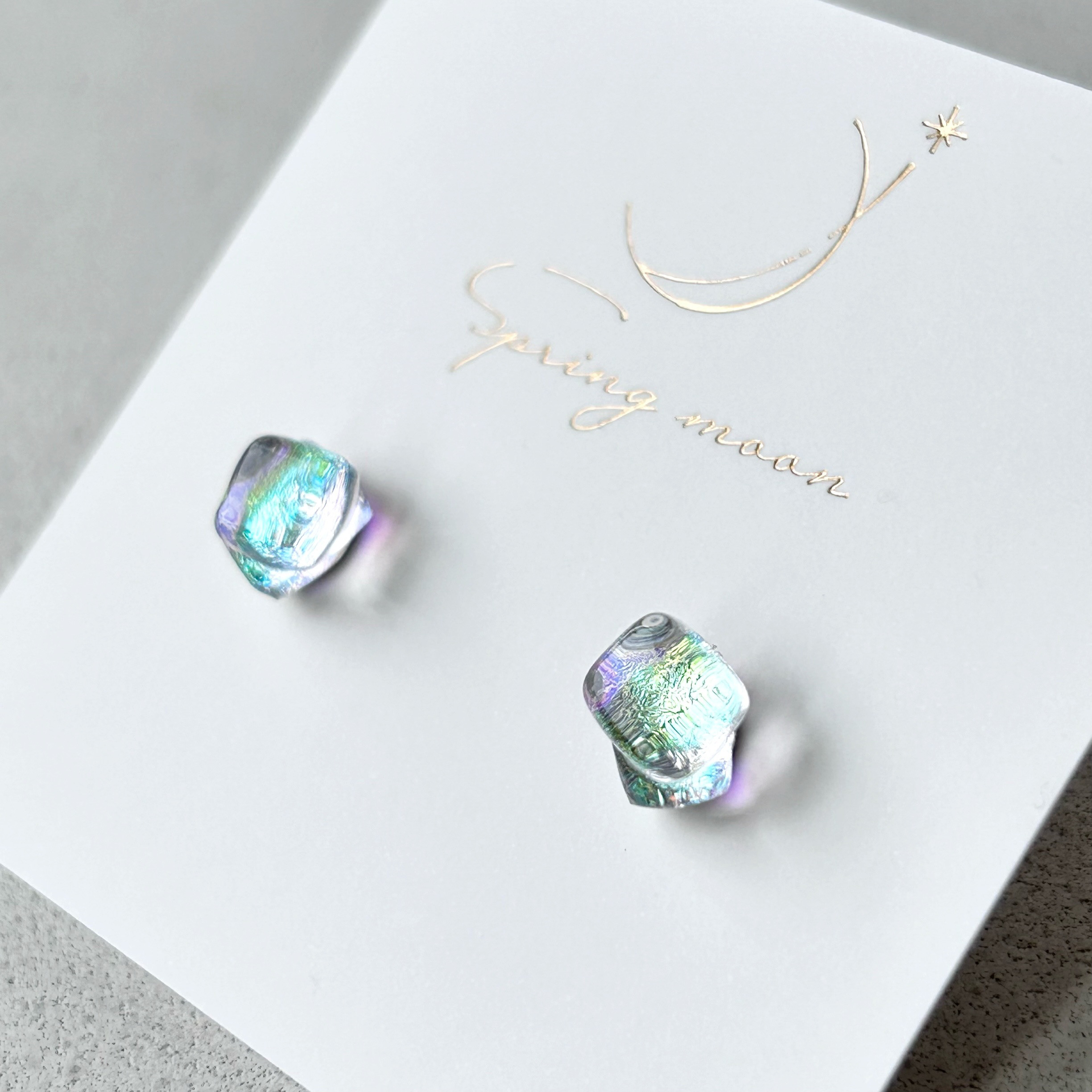 "虹の種"一粒ガラスピアス-clear-