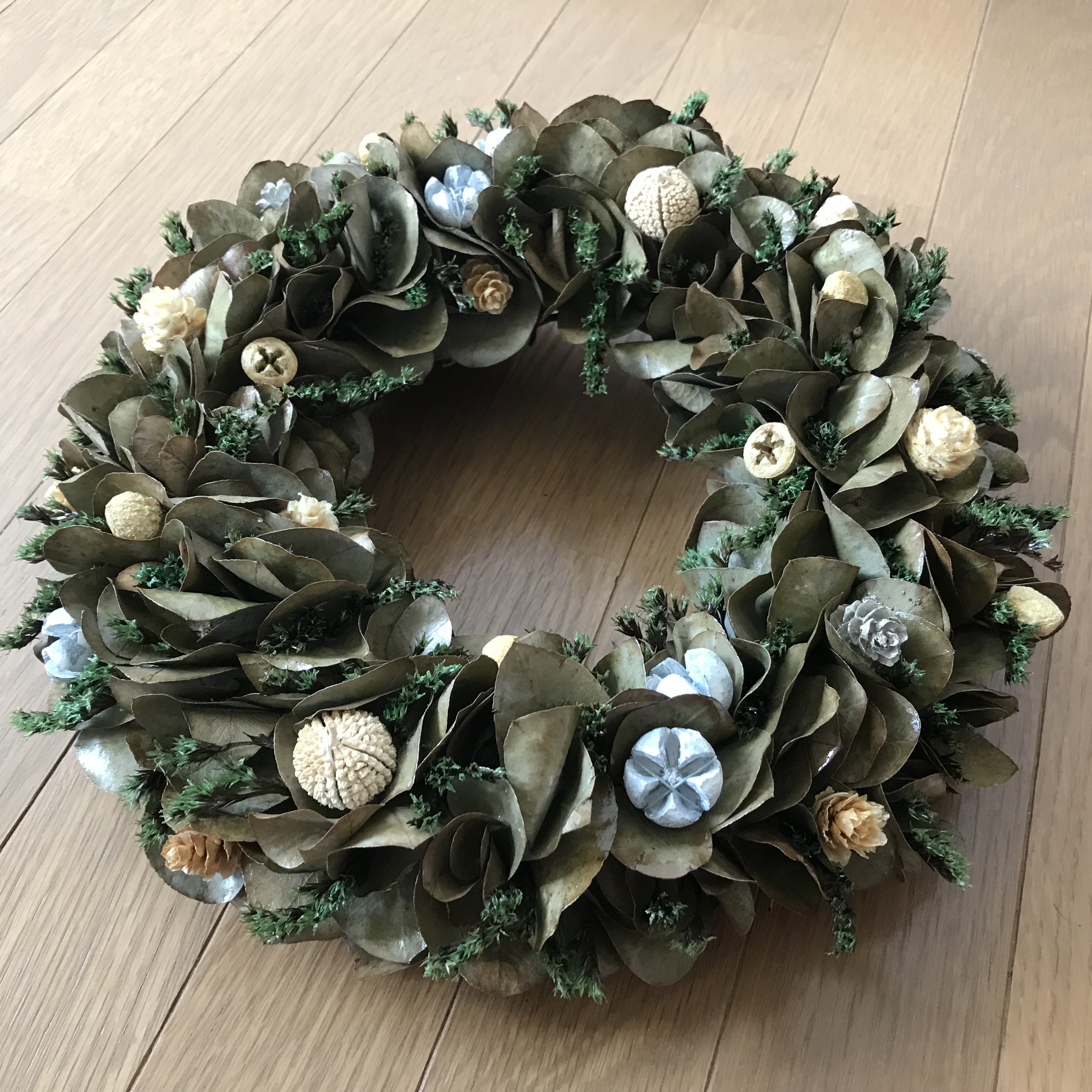 シックでアンティークなユーカリと木の実のボタニカルリース28cm（クリスマスのリボン付き＊1点限定）