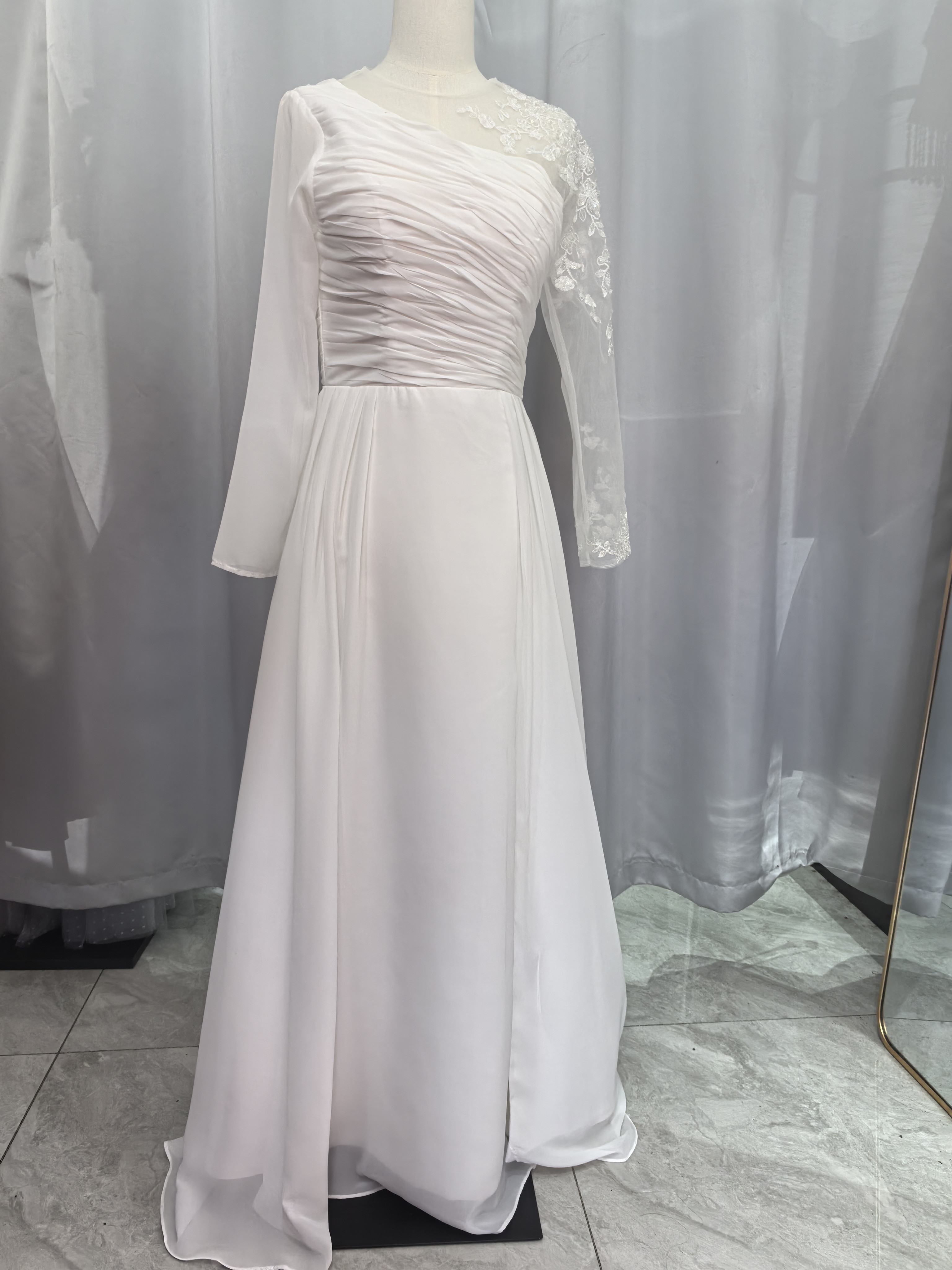 高級 オフホワイトキラキラ 立体レースふわふわ長袖 ウエディングドレスフロントスリットおしゃれ上級者に人気 結婚式D47