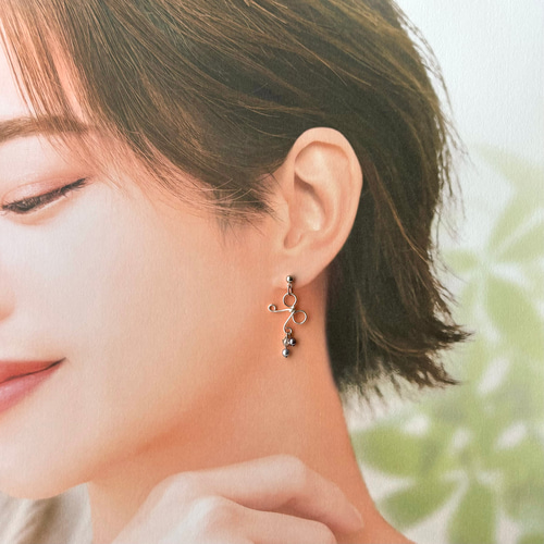 ワイヤーリボンのプチピアス／イヤリング （シルバーブルー） ピアス  