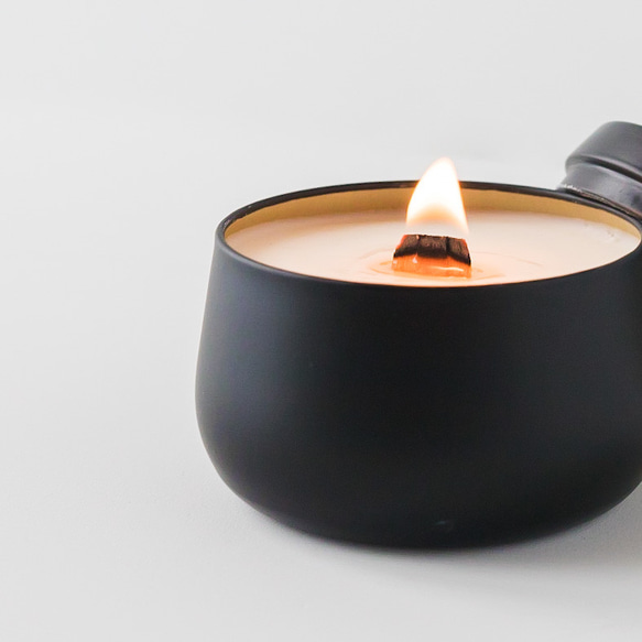 ぽってり缶の木芯アロマキャンドル ブラック 灯りを奏でるキャンドル