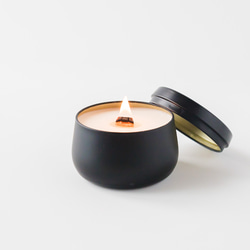 ぽってり缶の木芯アロマキャンドル ブラック 灯りを奏でるキャンドル ソイワックス100%使用 焚火 3枚目の画像