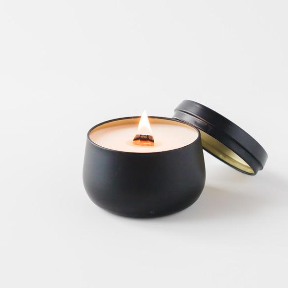 ぽってり缶の木芯アロマキャンドル ブラック 灯りを奏でるキャンドル ソイワックス100%使用 焚火 3枚目の画像