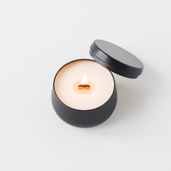 ぽってり缶の木芯アロマキャンドル ブラック 灯りを奏でるキャンドル ソイワックス100%使用 焚火 4枚目の画像