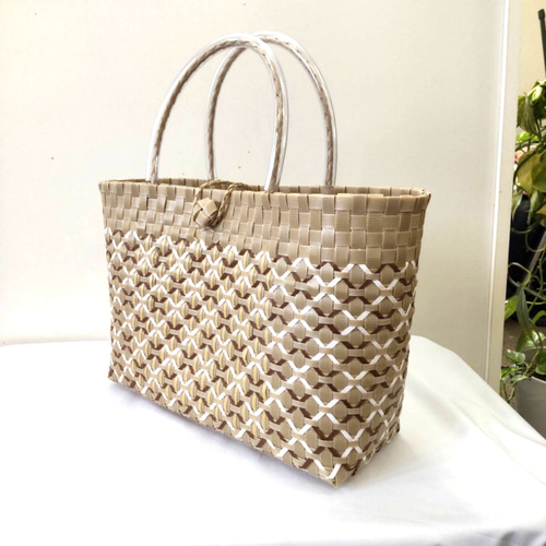 プラカゴ、かごバッグモカブラウンに焦げ茶と白 ベージュをアクセント