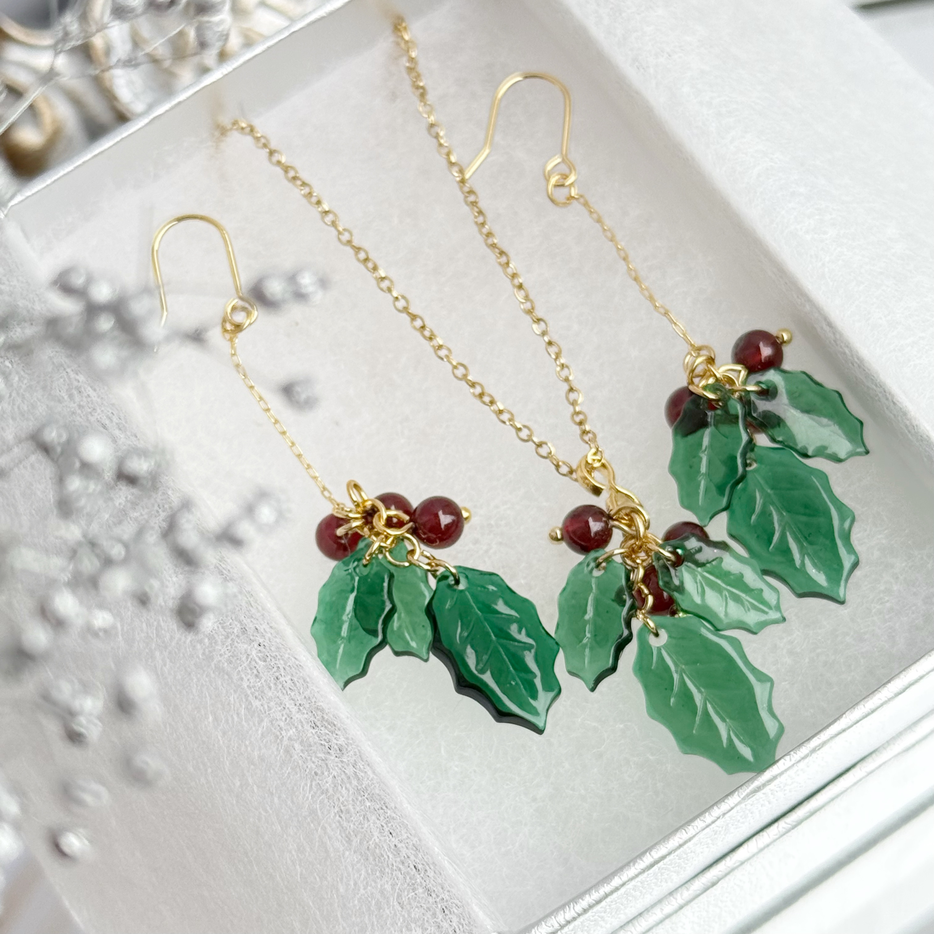 【ホリデーボックス】揺れる冬の煌めき エレガントな柊のピアスorイヤリング&ネックレス　サージカルステンレス