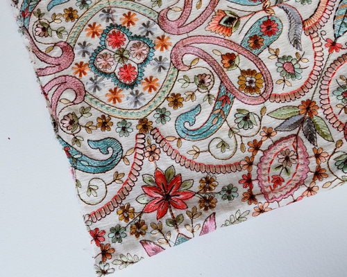 刺繍　インド製品 インドの布《ポリエステル機械刺繍 / 赤地》幅110cm Mula