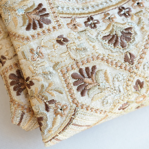 インド製 刺繍布地 NEW】インド刺繍生地＊ 112cm巾 長さ50cm 生地 AMBER 通販 18428894