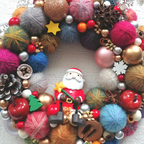 カラフルでにっこり☆毛糸玉のクリスマスリース〜星のステッキを持った