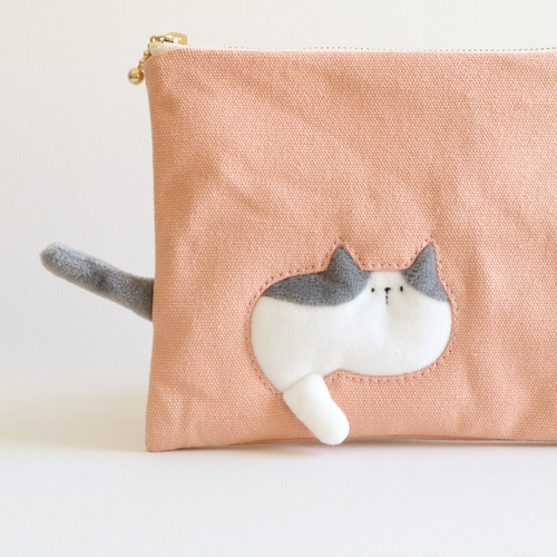 1点限定 ポーチを通り抜けていく猫のフラットポーチ（サーモンピンク