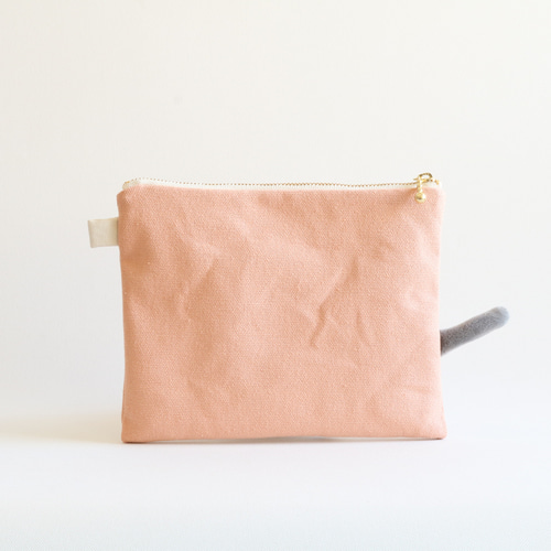 1点限定 ポーチを通り抜けていく猫のフラットポーチ（サーモンピンク