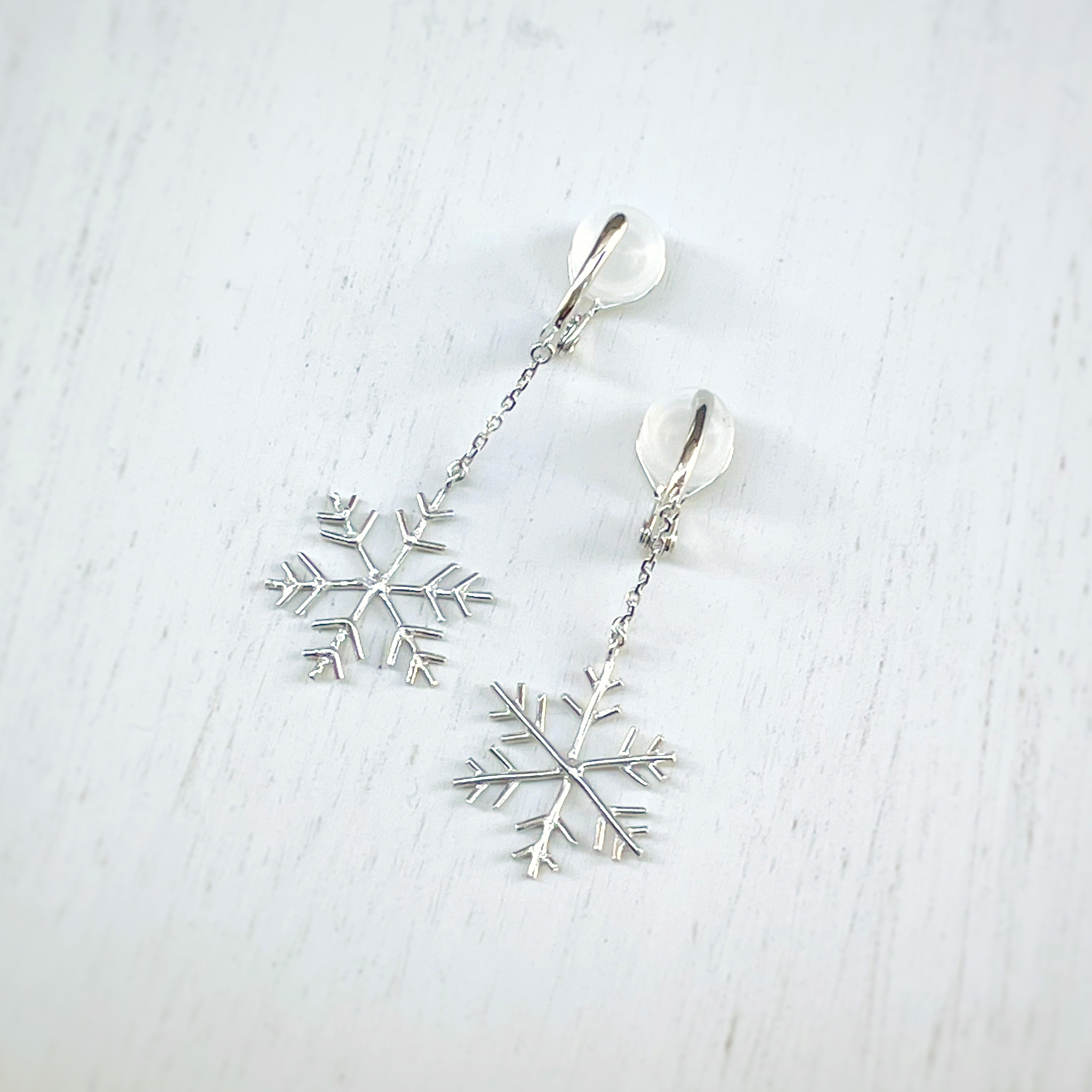 【冬限定 *特別価格*】シルバー 雪の結晶イヤリング（M、チェーン付）/送料・ラッピング無料