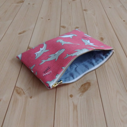 サメ 大きめ20cmのフラットポーチ 内ポケット 魚 鮫 ピンク 866 ポーチ
