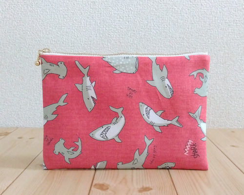 サメ 大きめ20cmのフラットポーチ 内ポケット 魚 鮫 ピンク 866 ポーチ